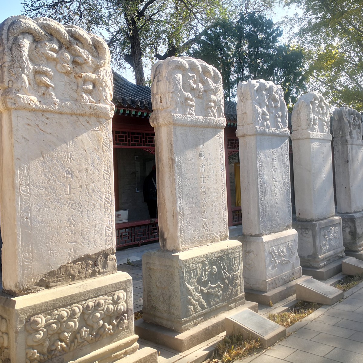 Stèles funéraires catholiques au musée de la Sculpture sur&nbsp;pierre